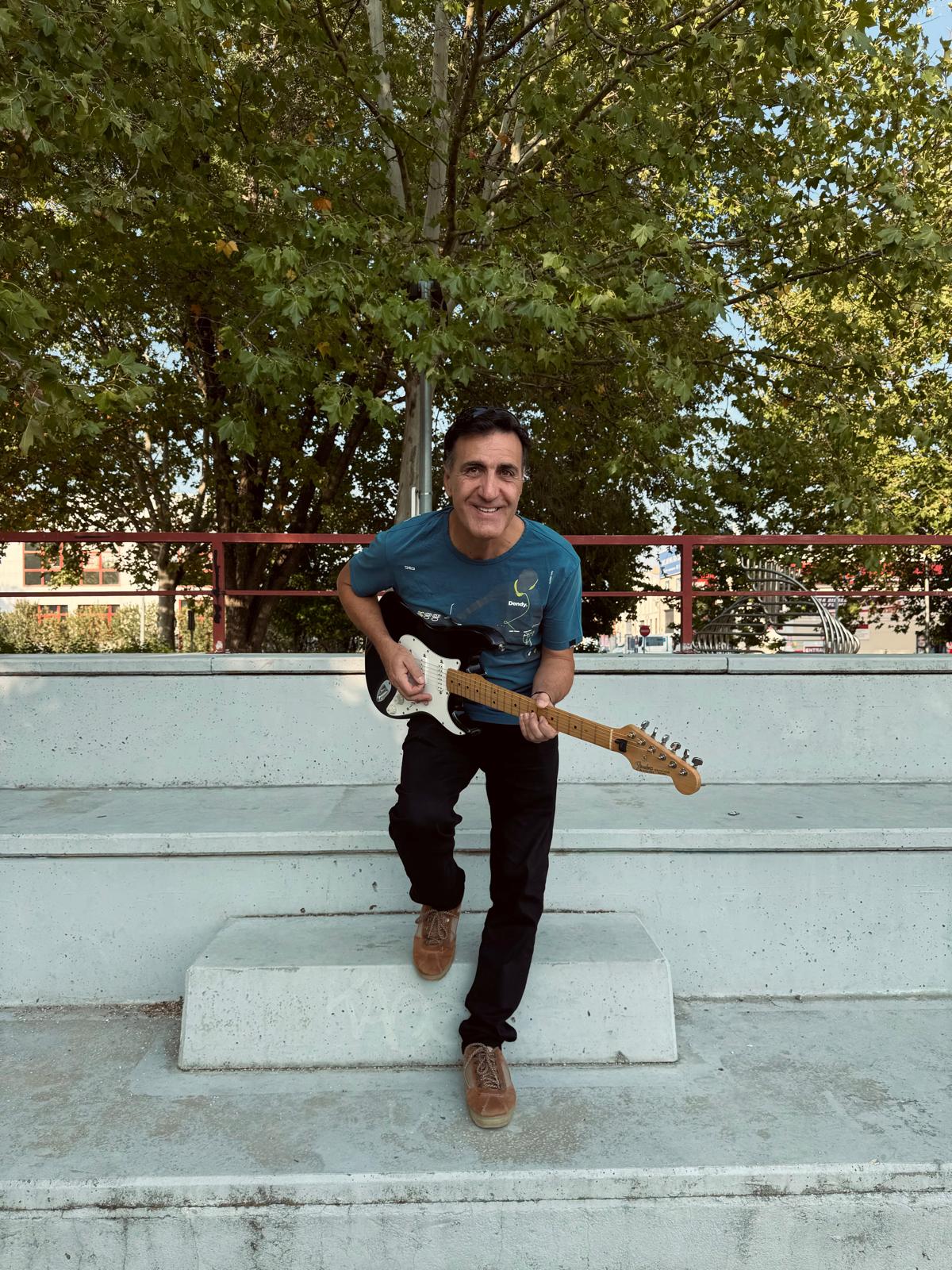 Juan Díaz (Guitarra y Voz).