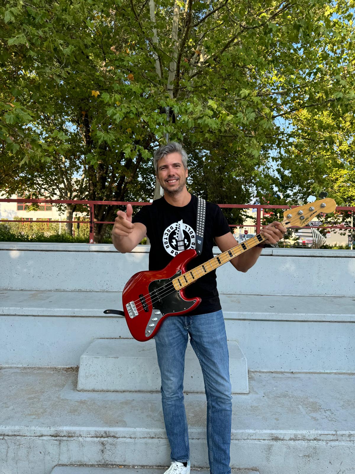 Manuel Mora (Bajo y Voz).